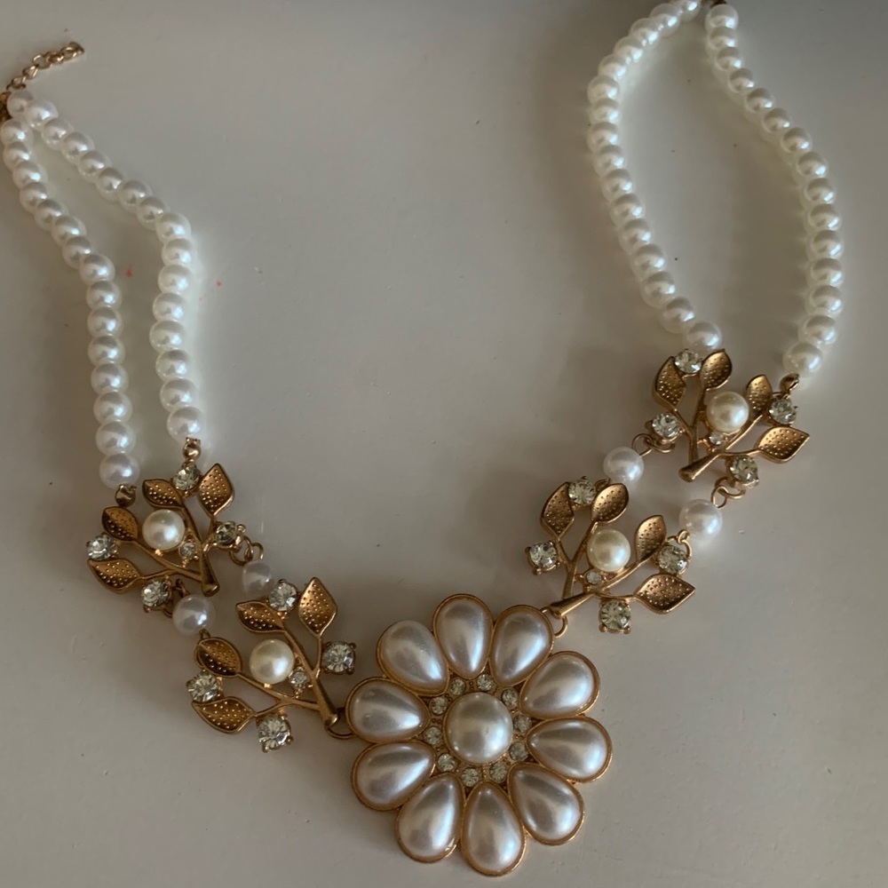 Pearl look statement necklace